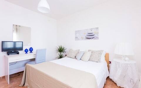 Appartamento Lido Specchiolla: Furniture, Bed, Interior Design, Bedroom, Floor, Wood, Flooring, Room, Bed Sheet, Bedding