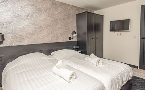 Renesse Bomont Sauna: Wall, Interior Design, Bedroom, Floor, Flooring, Bed, Bedding, Ceiling, Bed Sheet, Bed Frame