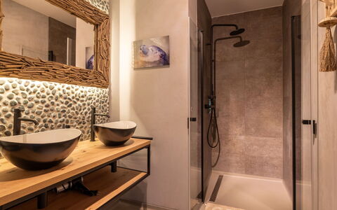 Vista Maris Somaris: Interior Design, Flooring, Plumbing Fixture, Bathroom, Furniture, Floor, Room, Home, Plumbing, Lighting
