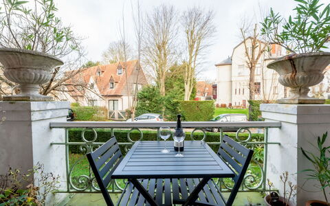 Chante le Coq: Furniture, Chair, Outdoor Furniture, Outdoor Table, Kitchen & Dining Room Table, Houseplant, Balcony, Coffee Table, Flowerpot, Patio