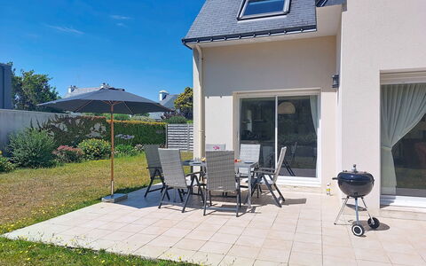 Villa de la Paix: Residential Area, Home, House, Garden, Cottage, Estate, Shade, Yard, Landscaping, Concrete