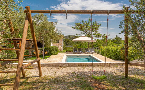 Okit: House, Home, Cottage, Estate, Driveway, Balcony, Siding, Villa