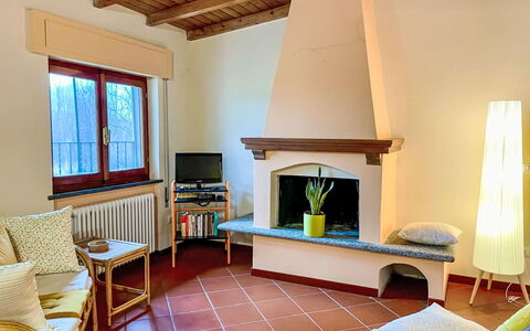 Tiglio: House, Home, Cottage, Estate, Driveway, Balcony, Siding, Villa