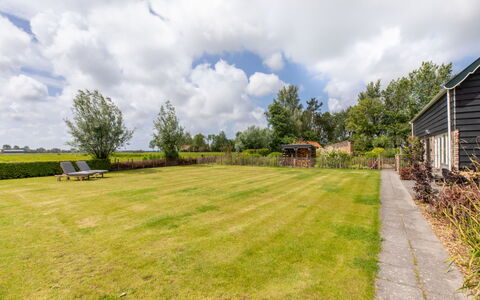 De Kleine Pionier: House, Home, Cottage, Estate, Driveway, Balcony, Siding, Villa