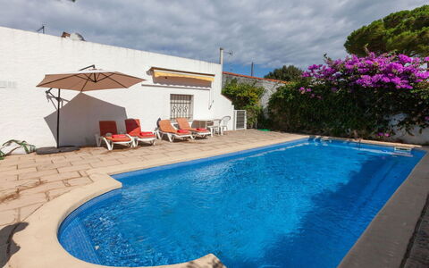 Les 4 Saisons: Water, Sky, Cloud, Plant, Property, Swimming Pool, Building, Azure, Shade, Outdoor Furniture