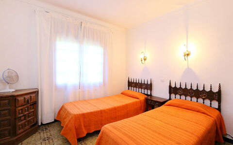 Les 4 Saisons: Bedroom, Bed, Room, Furniture, Property, Bed Sheet, Bed Frame, Interior Design, Floor, Building