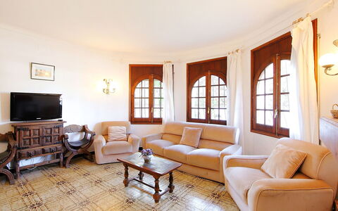 Les 4 Saisons: Living Room, Room, Furniture, Property, Interior Design, Floor, Building, Coffee Table, Table, House