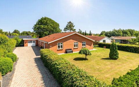 Kerttuli - 540M from the Sea: House, Residential Area, Home, Estate, Cottage, Garden, Farmhouse, Driveway, Suburb, Lawn