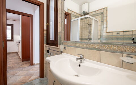 La Vista Mare Da Viola: Plumbing Fixture, Bathroom Sink, Flooring, Interior Design, Sink, Floor, Bathroom, Tap, Plumbing, Ceiling