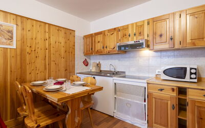 Accommodation:&nbsp;Andossi Studio Apartment 629.2