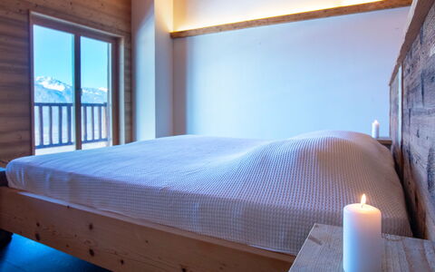 Chalet le Hameau: Bedroom, Wood, Bed, Interior Design, Flooring, Floor, Bed Sheet, Bedding, Ceiling, Linens