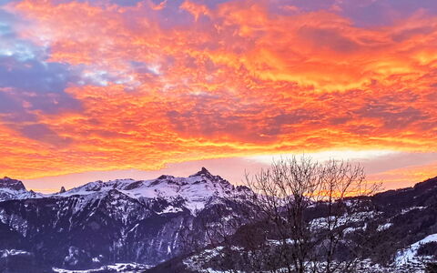 Lau'Tentik: Sky, Mountainous Landforms, Mountain, Orange, Afterglow, Winter, Hill, Sunrise, Horizon, Mountain Range