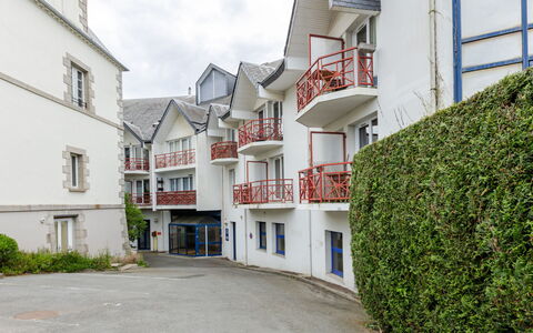 Balcons de la Rance: Residential Area, Human Settlement, Apartment, Condominium, Swimming Pool, Resort, Outdoor Furniture, Hotel, Resort Town, Vacation