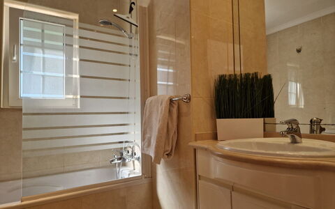 V3 Falésia - Vip Properties: Bathroom, Plumbing Fixture, Interior Design, Wall, Flooring, Floor, Bathtub, Tap, Plumbing, Sink
