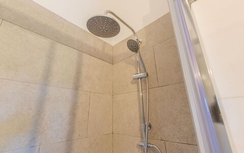 Villa Asami: Wall, Flooring, Shower Head, Plumbing Fixture, Floor, Bathroom, Shower, Shower Bar, Composite Material, Plumbing