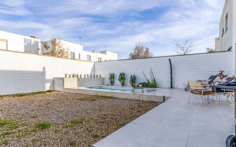 El Refugio del Viento: Building, House, Wall, Window, Roof, Home, Residential Area, Facade, Shrub