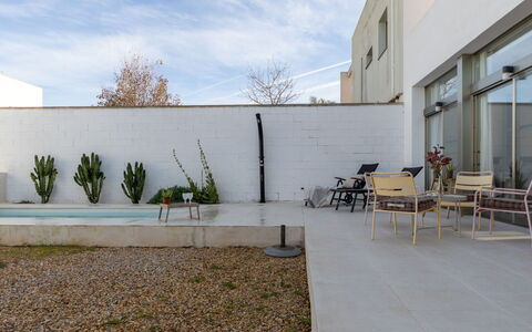 El Refugio del Viento: Building, House, Wall, Window, Roof, Home, Residential Area, Facade, Shrub