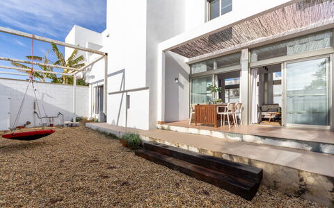 El Refugio del Viento: Building, House, Wall, Window, Roof, Home, Residential Area, Facade, Shrub