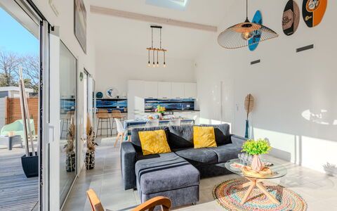 Domaine de Peyroutic: Building, House, Wall, Window, Roof, Home, Residential Area, Facade, Shrub