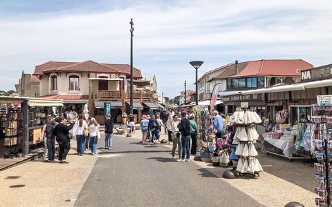 Domaine de Peyroutic: Sky, Town, Public Space, Street, Pole, Leisure, Shade, Crowd