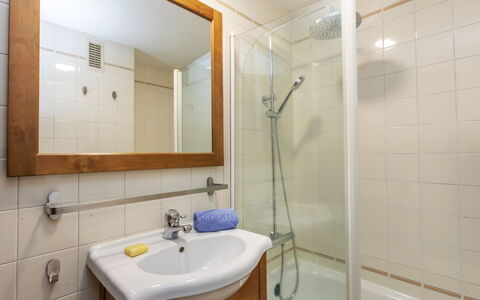 Poble Amarres Ii: Bathroom Sink, Bathroom, Flooring, Plumbing Fixture, Interior Design, Floor, Sink, Wood, Mirror, Tap