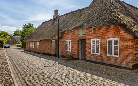 Deik - 25Km from the Sea: Estate, Shade, Driveway, Farmhouse
