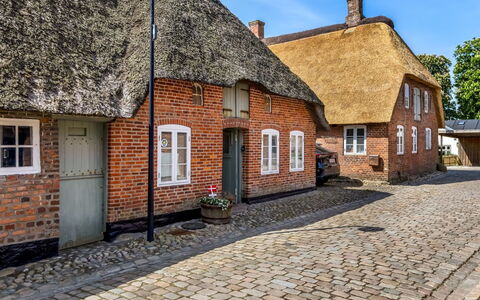 Deik - 25Km from the Sea: Estate, Shade, Driveway, Farmhouse
