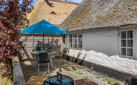 Deik - 25Km from the Sea: Estate, Shade, Driveway, Farmhouse