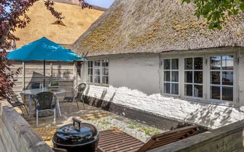Deik - 25Km from the Sea: Estate, Shade, Driveway, Farmhouse