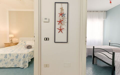 Al Numero 13: Furniture, Interior Design, Bed, Bedroom, Floor, Flooring, Wall, Bed Sheet, Room, Wood