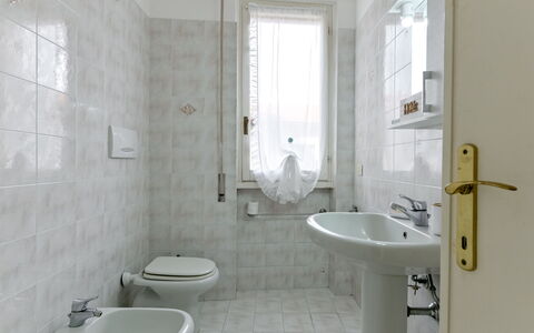Al Numero 13: Bathroom, Flooring, Plumbing Fixture, Toilet Seat, Floor, Toilet, Interior Design, Sink, Plumbing, Bathroom Sink