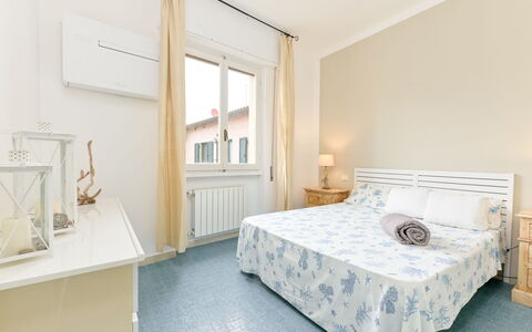 Al Numero 13: Furniture, Interior Design, Bed, Bedroom, Flooring, Floor, Wall, Wood, Room, Bed Sheet