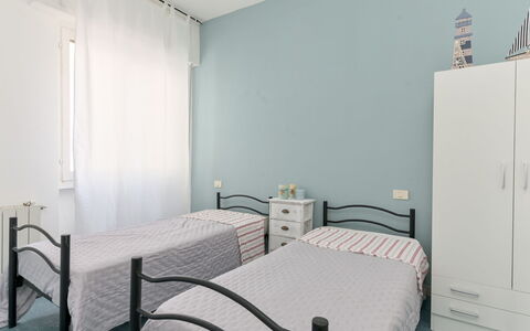 Al Numero 13: Bed, Bedroom, Furniture, Bedding, Interior Design, Flooring, Floor, Bed Sheet, Linens, Textile