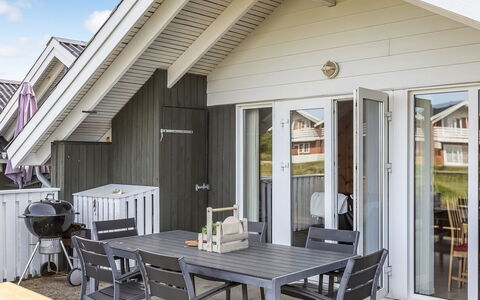 Reinhold - 1.9Km from the Sea: 