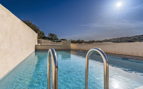 Bonifacio 201: Blue, Swimming Pool, Hotel