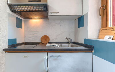 Meazza 324.2: Kitchen, Countertop, Kitchen Sink, Kitchen Appliance, Interior Design, Plumbing Fixture, Major Appliance, Flooring, Tap, Home Appliance