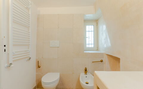 Casa Lea: Bathroom, Toilet Seat, Flooring, Plumbing Fixture, Wall, Floor, Toilet, Interior Design, Plumbing, Tile