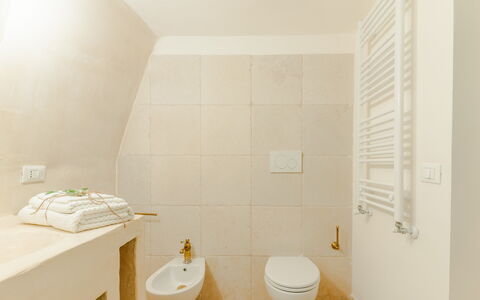 Casa Lea: Flooring, Toilet Seat, Floor, Wall, Bathroom, Toilet, Plumbing Fixture, Wood, Interior Design, Ceiling