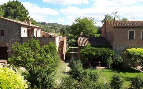 Appartamento Il Cantico Del Gallo, Wifi, Near Peru: Tree, Building, House, Roof, Residential Area, Home, Rural Area, Shrub, Landscape