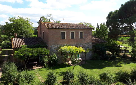 Appartamento Il Cantico Del Gallo, Wifi, Near Peru: House, Shrub, Home, Roof, Residential Area, Cottage, Rural Area, Estate, Garden