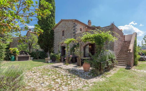 Appartamento Poggiolo, Wifi, Near Perugia: Shrub, House, Door, Home, Estate, Garden, Cottage, Brick, Landscaping