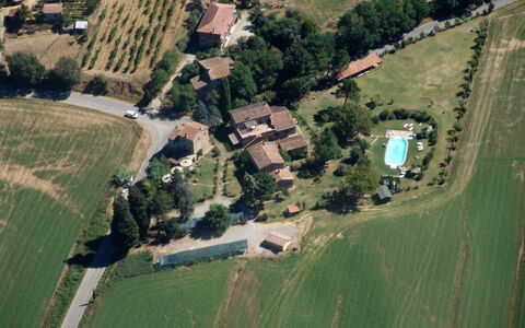 Appartamento La Vecchia Cedraia, Wifi, Perugia: Tree, Residential Area, House, Home, Landscape, Plain, Estate, Land Lot, Human Settlement