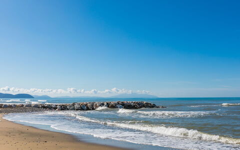 Mediterraneo: Sky, Blue, Water, Body Of Water, Beach, Water Resources, Horizon, Coast, Coastal And Oceanic Landforms