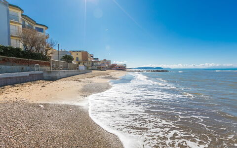 Mediterraneo: Blue, Water, Daytime, Body Of Water, Horizon, Coast, Beach, Sea, Coastal And Oceanic Landforms
