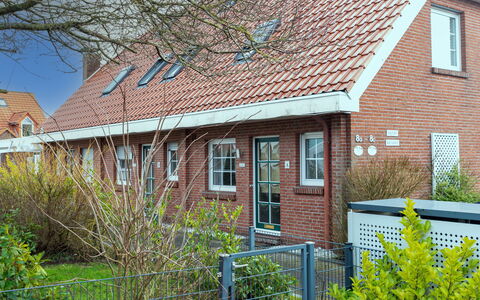 Krebs: Building, Window, House, Roof, Residential Area, Home, Shrub, Brick, Brickwork, Cottage