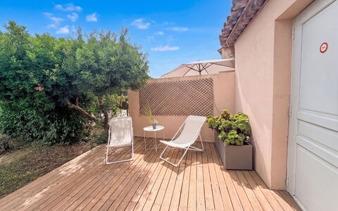 Laura: Outdoor Furniture, Shade, Garden, Backyard, Deck, Yard, Landscaping, Balcony, Flowerpot, Patio