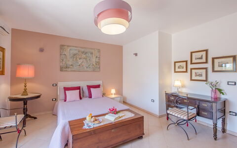 La Nuvola Sui Pedali: Furniture, Interior Design, Flooring, Floor, Bedroom, Room, Bed, Table, Ceiling, Pink