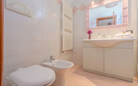 La Nuvola Sui Pedali: Flooring, Interior Design, Floor, Plumbing Fixture, Bathroom, Sink, Tap, Room, Plumbing, Bathroom Sink