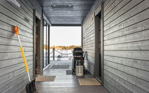 Villa Karhentimantti: Wood, Cottage, House, Home, Door, Hardwood, Garden Buildings, Wood Stain, Log Cabin, Plank
