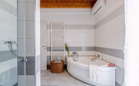 Casa Colleoro: Interior Design, Flooring, Plumbing Fixture, Floor, Ceiling, Lighting, Bathroom, Plumbing, Home, Furniture